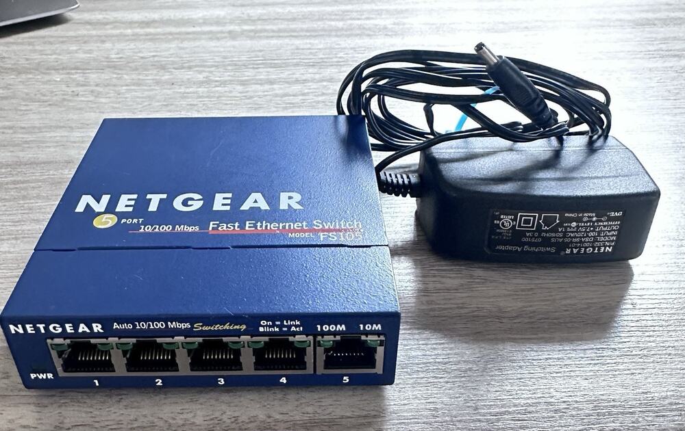 NETGEAR FS105 v2 ProSafe 5-Port 10/100 Fast Ethernet Switch w/ Adapter